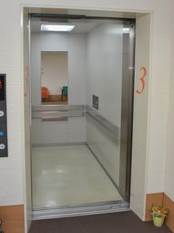 開いたエレベーターの扉