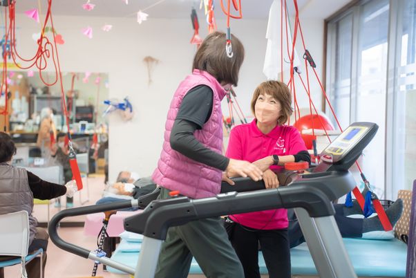 明るい室内の機能訓練室