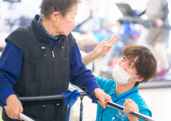 訓練を受ける高齢者の様子