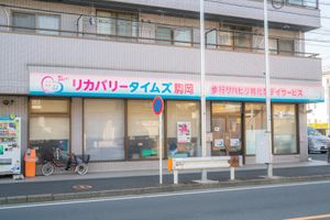 看板がある建物外観