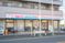 看板がある建物外観