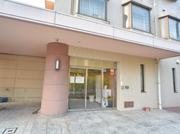 清潔感あるエントランス外観