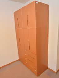 茶色の収納家具と部屋