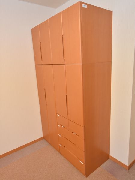 茶色の収納家具と部屋