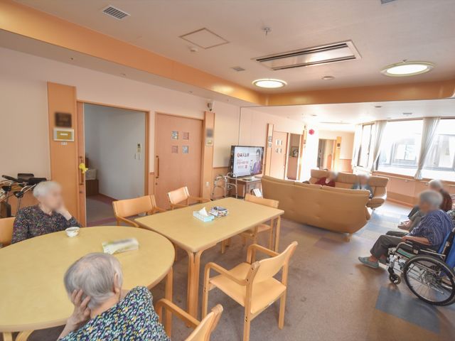 共有スペースの様子 共有スペース 落ち着いた色合いのラウンジです。ご入居者がリラックスしながらくつろぐ姿が見受けられます。