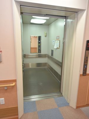 バリアフリー設計のエレベーター