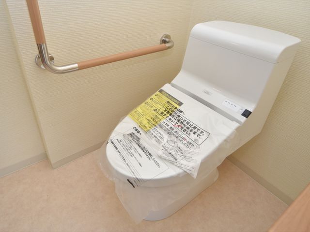 手すり付きトイレの内観 トイレ 手すりが設置された清潔感のあふれるトイレです。どなたでも安心してご利用いただける配慮がされています。