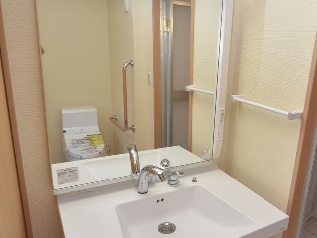 洗面台と手すり付き 洗面台 使いやすい高さの洗面台には、安全を考慮した手すりも完備しています。快適な日常生活をサポートする設備です。
