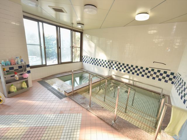 広々とした明るい浴室 浴室 日差しが入る清潔感のある浴室で、ゆったりとしたバスタイムをご利用いただけます。安全に配慮した手すりも完備しております。