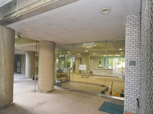 広々とした施設のエントランス