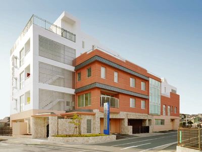 モダンな外観の建物