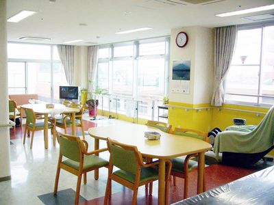 日当たりの良い快適な食堂