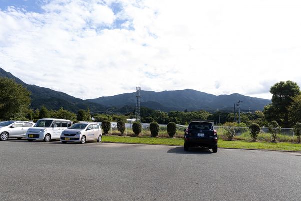 山々を望む駐車場
