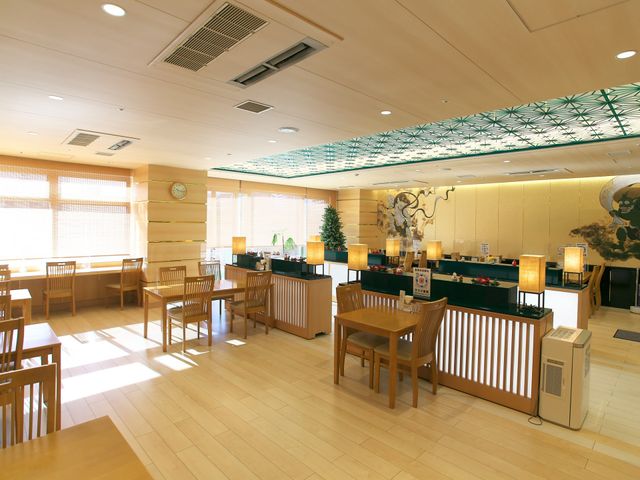 明るいダイニングの職場 ダイニングルーム 明るく広々としたダイニングで働くスタッフを募集しています。快適な職場での充実した日々を一緒に作りましょう。