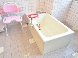手すり付き介護浴室