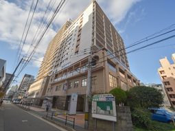 街角に佇む高層ビル