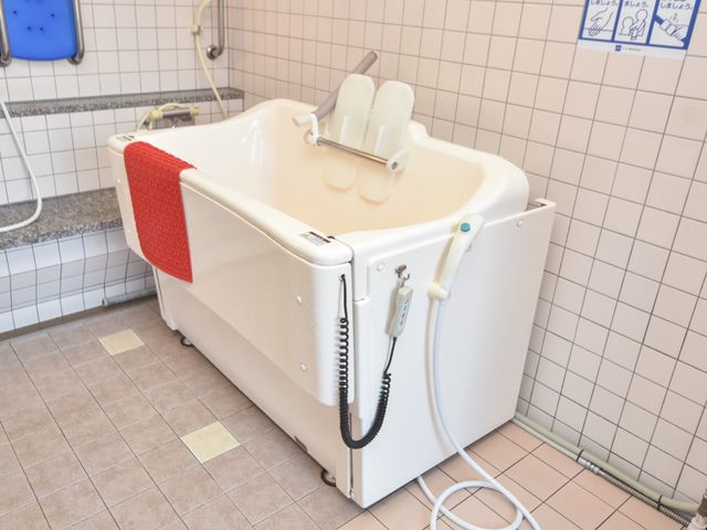 清潔感のある浴室設備 浴室 使用しやすい設計の浴槽で、ご利用の方の快適なバスタイムをサポートしています。明るく清潔な空間が保たれております。