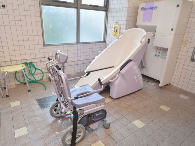 バリアフリー対応浴室 浴室 ゆったりとした浴室はバリアフリー設計で、全ての方が安心してご利用いただけます。設備も充実しており、快適な入浴をサポートします。