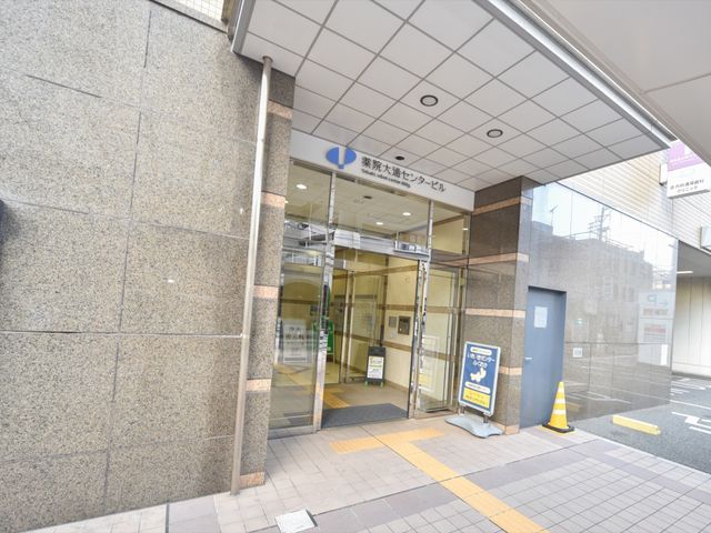 明るく開放的なエントランス 外観 広々としたエントランスは来訪者を明るく迎え入れ、気持ちの良い一日の始まりを提供します。