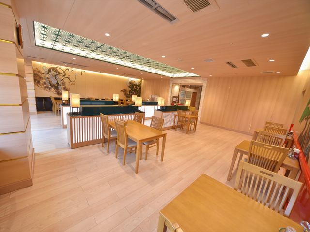 和調デザインの食堂空間 共有スペース 広々とした食堂は、落ち着いた和のデザインが特徴です。天井の高い開放感のある空間で食事をお楽しみいただけます。