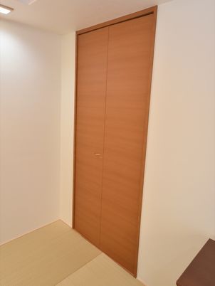 茶色い扉の和室