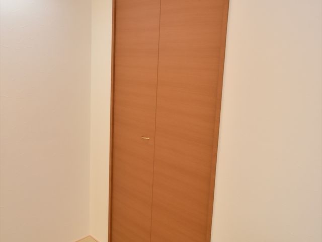 茶色い扉の和室 居室 落ち着いた色合いの和室で、ゆったりとした時間を過ごすことができます。プライバシーに配慮した間取りがあります。