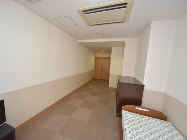 広々とした洋室の居室 居室 ゆとりあるスペースの個室で、プライバシーを大事にした快適な生活が支援されます。天井にエアコンがあり、快適な室温が保たれています。