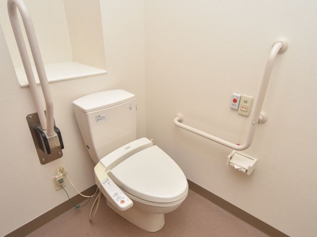バリアフリートイレ設備 トイレ 手すり付きの清潔なトイレで安心してご利用いただけます。非常時の対応も考慮された、安全性の高い設計です。