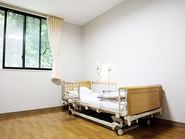 ゆったりした居室 居室 ゆったりとした空間の居室です。窓からは自然光が入り、清潔感あふれる寛ぎの空間となっています。