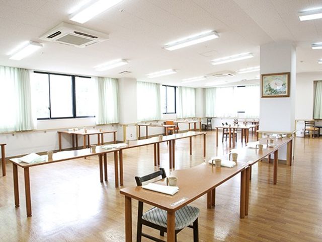 ゆったりとした食堂 食堂 広々とした明るい食堂で、ゆっくりとお食事ができる空間です。テーブルの配置もゆったりしており、快適です。
