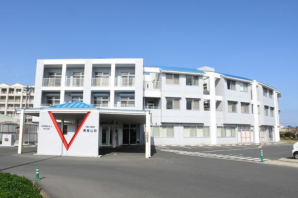 白い建物の外観