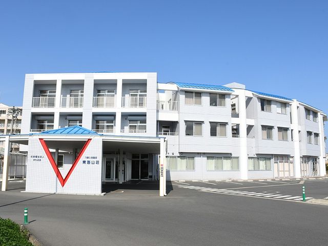 白い建物の外観 外観 清潔感が漂う白い外壁で、日差しを浴びて輝く建物です。施設の入り口は広く、利用しやすい印象です。