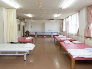 機能訓練室のベッド  