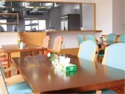 明るい食堂の様子