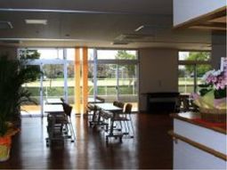 明るい食堂の様子