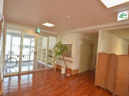 明るいエントランス空間