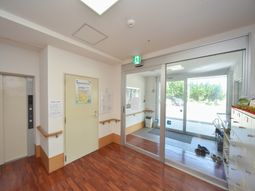 明るいエントランス風景