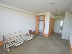 明るい居室の様子