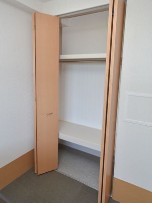整った洋室のクローゼット
