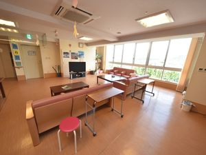 広々とした明るい食堂