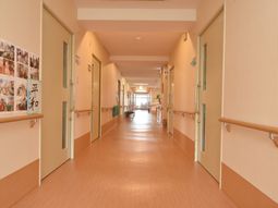 明るく広々した廊下