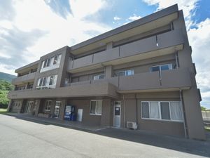 静かな郊外の建物外観