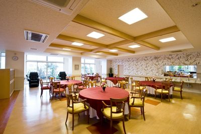 円卓のある明るい食堂