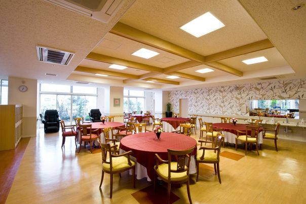 円卓のある明るい食堂
