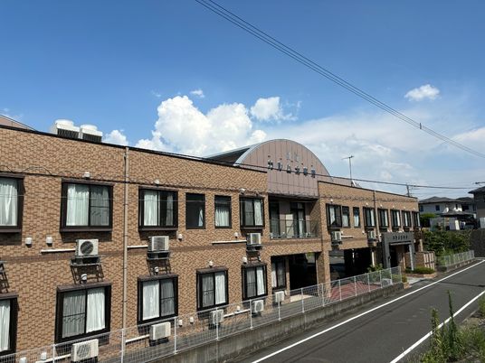 レンガ造りの建物外観