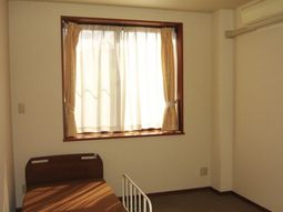 明るい個室の居室