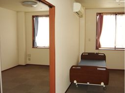 明るい居室の内観