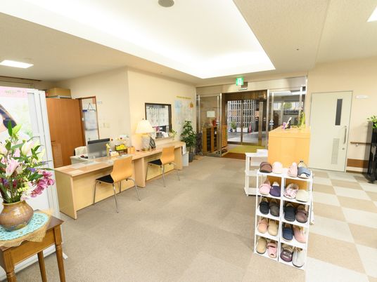  受付と廊下の明るいエントランス 