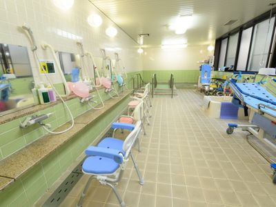 清潔な浴室設備  