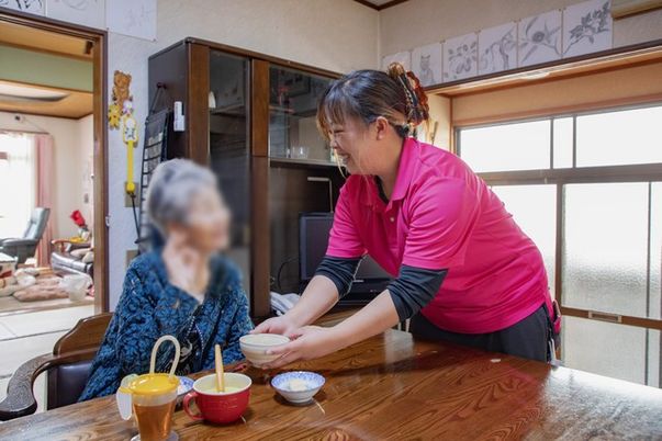 笑顔のスタッフと利用者のリビング